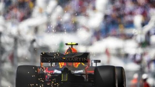 Max Verstappen crasht in kwalificatie, start achteraan