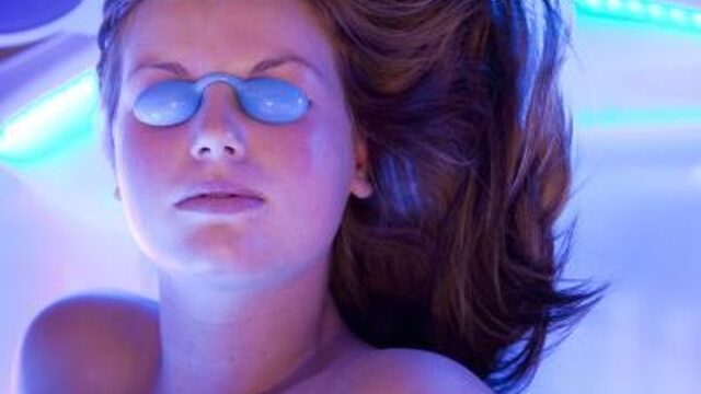 Feit of Fictie: 'Zonnebank schadelijker dan buiten zonnen'