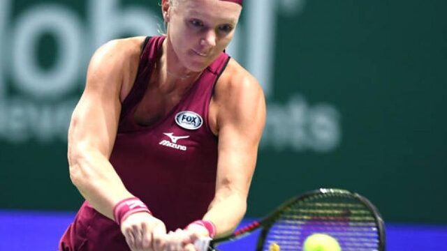 Kiki Bertens bereikt halve finales WTA Finals na opgave Osaka