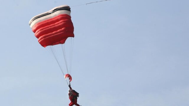 Nelly (92) springt voor de 21e keer parachute, nu om geld op te halen voor veteranen met PTSS