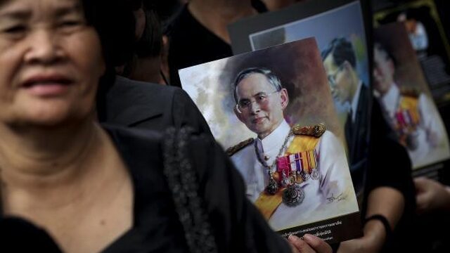 Honderdduizenden Thai bij uitvaart koning Bhumibol: 'Hij heeft een plekje in mijn hart gekregen'