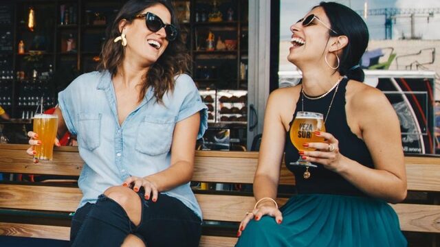 Als anderen meer alcohol drinken, doen we dat zelf ook
