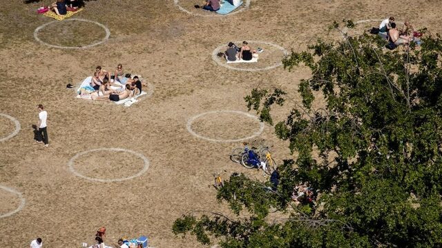 Besmet na bbq, begrafenis of bruiloft: 'Vaak is de 1,5 meter even niet gelukt'