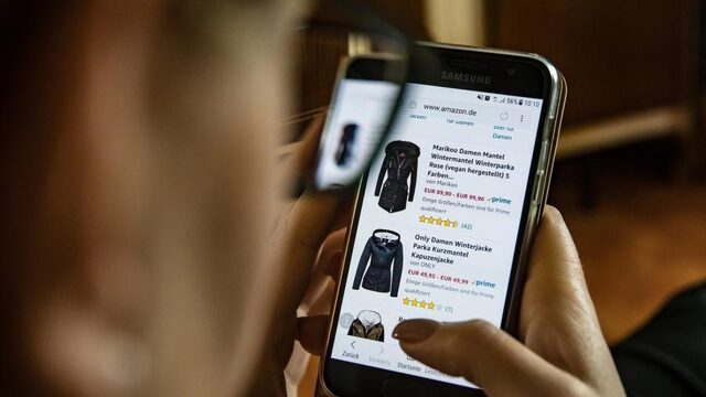 Directeur Nibud waarschuwt voor online impulsaankopen: 'Je wordt verleid om geld uit te geven'