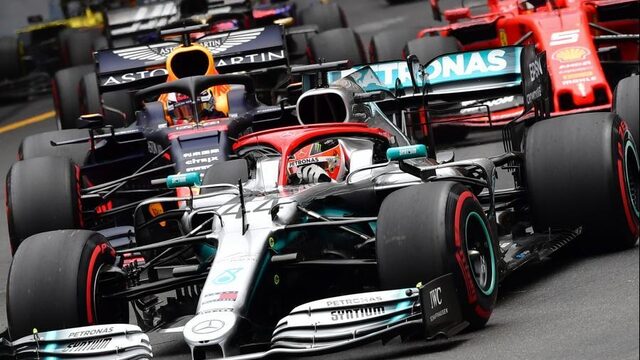 Hamilton wint in Monaco, Verstappen zakt door straf naar plek vier