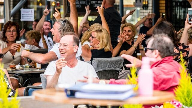 Zowel gasten als horeca-ondernemers hebben moeite met handhaven regels op terras