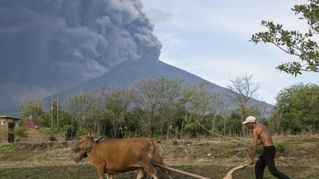 Code rood op Bali: vliegtuigen gewaarschuwd voor vulkaanas
