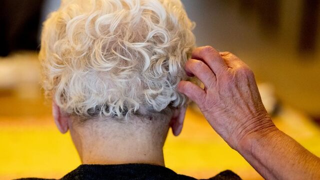 'Ik zocht iedere dag mijn vrouw op in het verpleegtehuis, daar mag ik niet meer binnen'