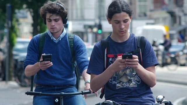 Werkt een boete tegen appen op de fiets? 'Mensen zien het gevaar niet'