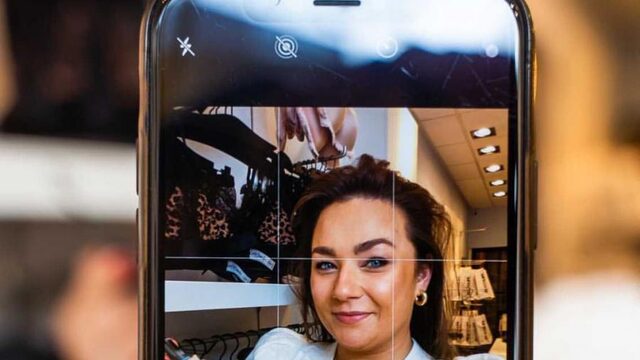 Coronacrisis krijgt deze lingeriewinkel er niet onder: virtueel bh's passen met de 'boobie-phone'