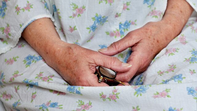Mantelzorgvereniging: 'Goede hoop dat uitzondering voor mantelzorgers bij avondklok gemaakt wordt'