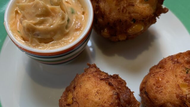Beignets van krab en maïs, naar recept van BJ Dennis
