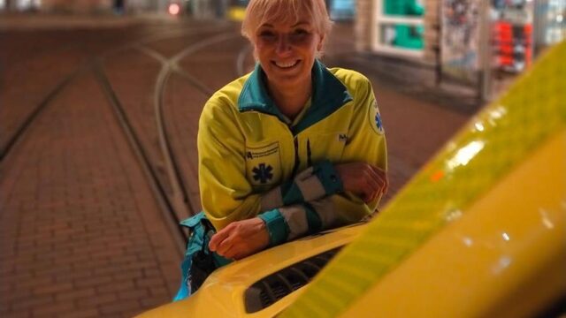 Ambulancechauffeur Annemiek Valent treft eigen zoon bij dodelijk ongeluk