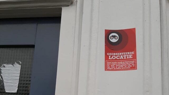 Sticker Vizier op Links op voordeur Nadia Bouras geplakt: 'Dit is natuurlijk onacceptabel'