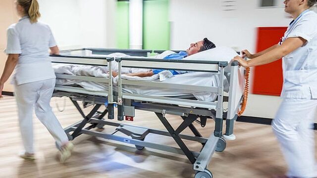Studenten geneeskunde krijgen meer taken om operatiewachtlijsten weg te werken in ziekenhuis