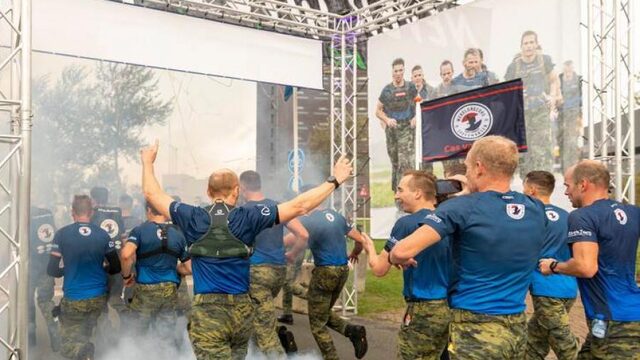 Mariniers verbreken wereldrecord speedmars voor overleden kameraad Cas van Bakel