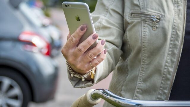 Wat mag je vasthouden op de fiets sinds het appverbod?