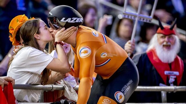 Baanwielrenner Harrie Lavreysen maakt favorietenrol waar en wint WK-goud op keirin