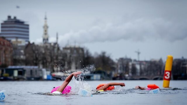 IJszwemmen is populair: 'Elke keer zegt een stemmetje in mijn hoofd dat ik gek ben'