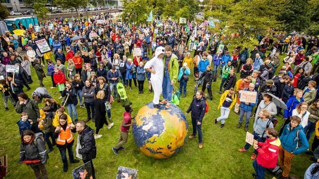 Drukte bij klimaatstaking in Den Haag