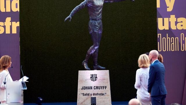Barcelona heeft (eerder dan Amsterdam) een standbeeld van Johan Cruijff