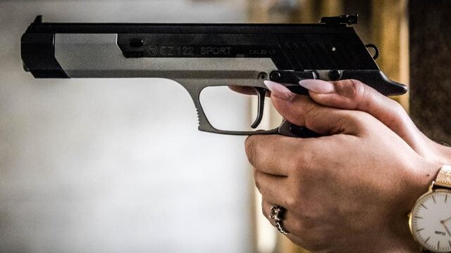 Ras en religie bij toekenning wapen? 'Dit zijn nazi-criteria'