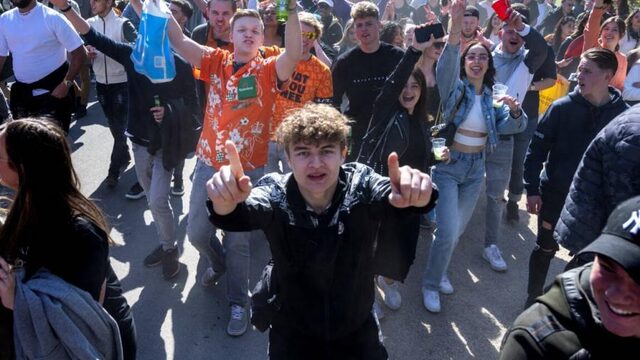 Zonnige Koningsdag zorgt voor drukte in parken en op straat