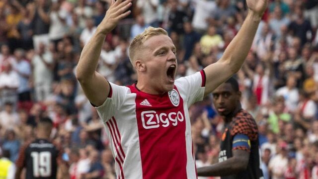 Ajax deelt eerste tik uit en wint Johan Cruijff-schaal ten koste van PSV