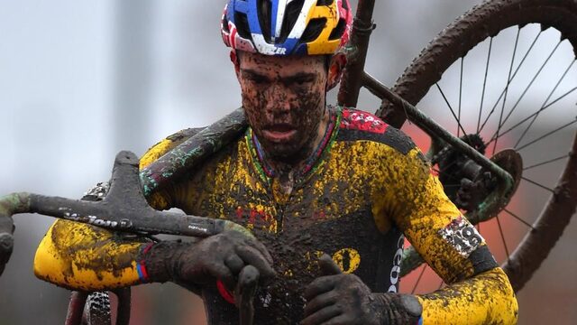 Stuivertje wisselen in het veldrijden: Van Aert weer de betere van Van der Poel