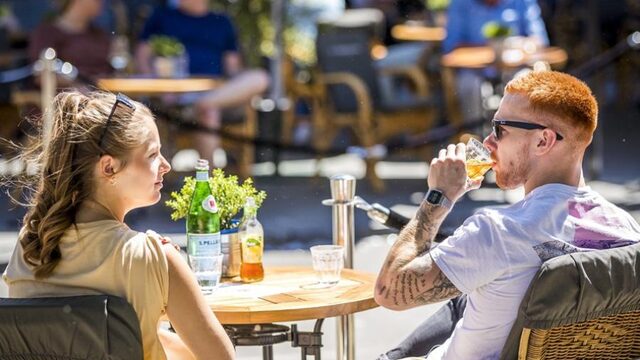 Terrassen weer open: zoveel betaal je straks voor een biertje
