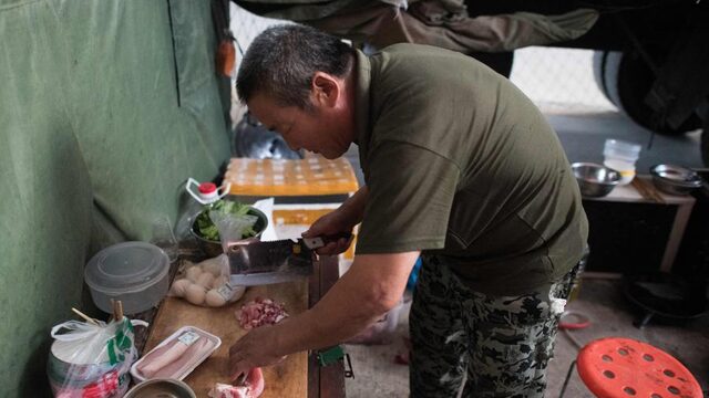 De Chinese man moet aan de bak