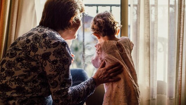 'Kan ik mijn kleinkinderen weer zien?' Vragen en antwoorden uit het coronaspreekuur