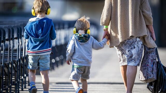 'Afstandsmoeders' en adoptiekinderen in gesprek met demissionair minister Dekker