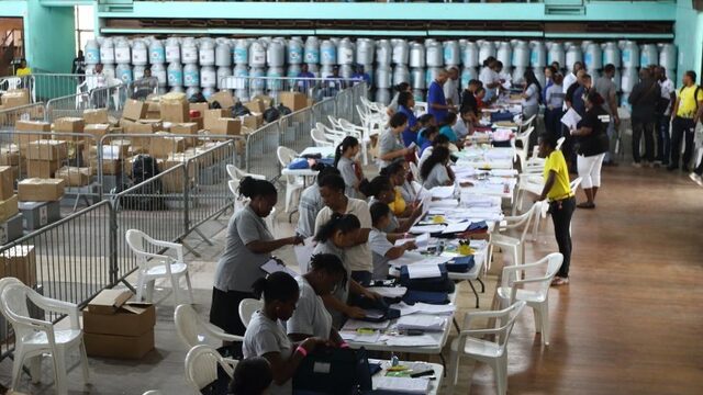 Chaos rondom verkiezingsuitslagen Suriname: ‘Er wordt gefraudeerd’