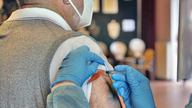 'Over anderhalve maand eerste coronavaccins beschikbaar'