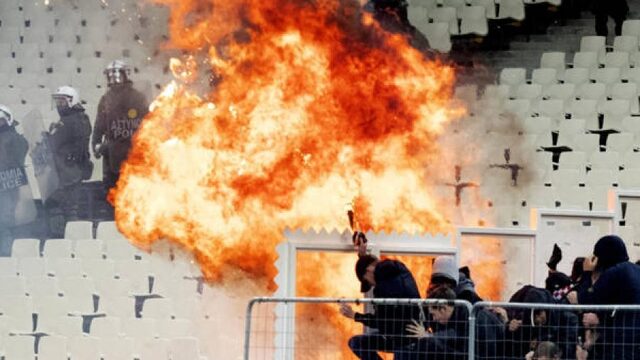 Podcast De Dag: 'Het stadion leek een oorlogsgebied tijdens AEK Athene-Ajax'