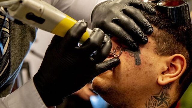 'Door de tattoos op mijn gezicht word ik niet aangenomen'