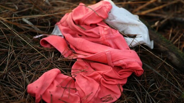 Vluchtelingenkleertjes zoeken in het bos bij Bladel
