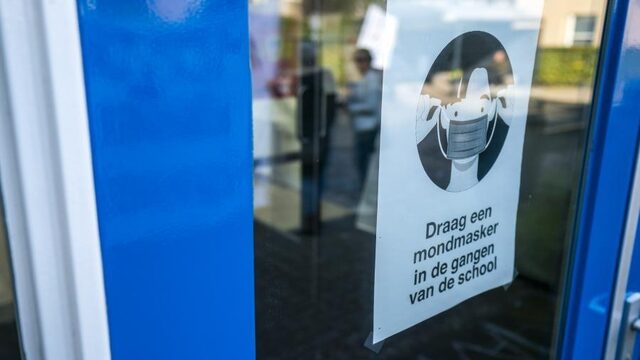 Voorzitter Landelijk Netwerk Acute Zorg pleit voor mondkapjesplicht en 'drastische maatregelen'