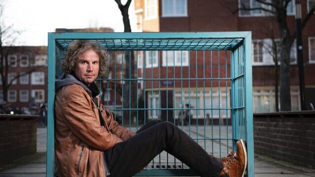 'Blaffen vanaf de zijlijn'; dichter des vaderlands Tsead Bruinja neemt afscheid met gedicht over de rellen