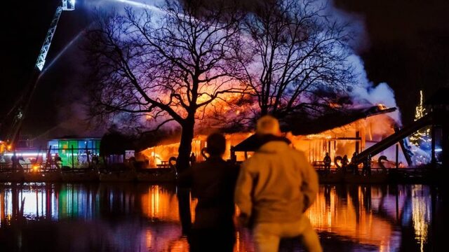 Gebouw pretpark Plaswijckpark in Rotterdam afgebrand, minderjarige aangehouden