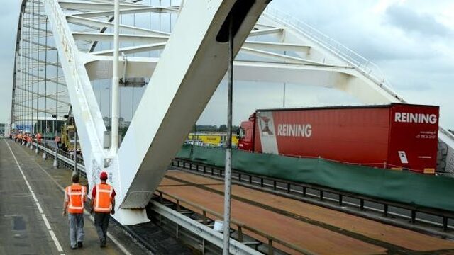 Helemaal geen vrachtauto's meer over Merwedebrug A27