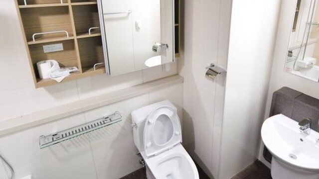 Toiletbril kapot in accommodatie: wie moet die vervangen?