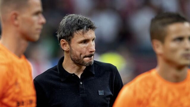 Speler geblesseerd? Ook trainer moet de kaken op elkaar houden