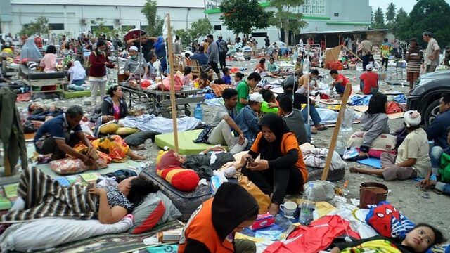 Honderden doden gemeld na aardbeving en tsunami op Sulawesi