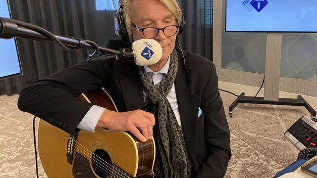 Frank Boeijen leert Langs de Lijn En Omstreken-presentator lied schrijven