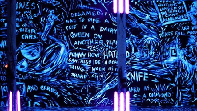 Vliegen in het taalkunstwerk Chalkroom van Laurie Anderson