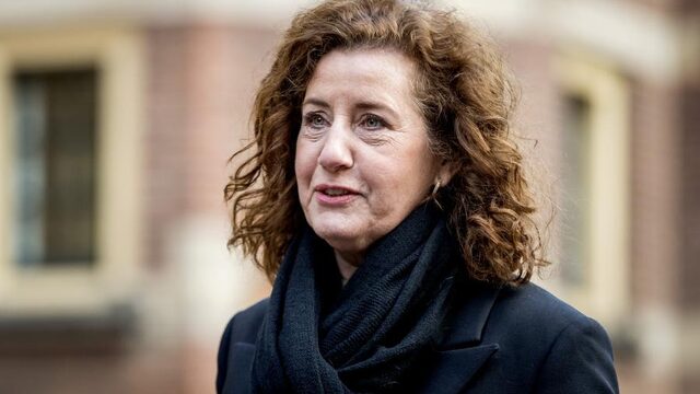 Minister Van Engelshoven vindt 'laagopgeleid' geen goede term