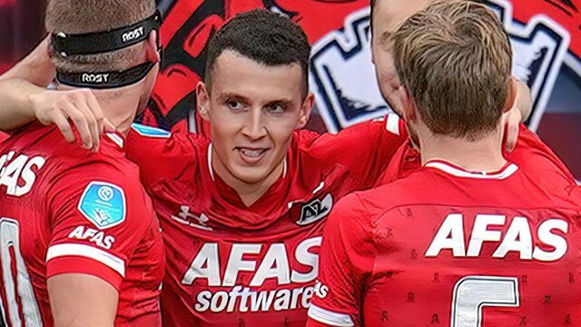 AZ blijft achtervolgen, Feyenoord revancheert zich