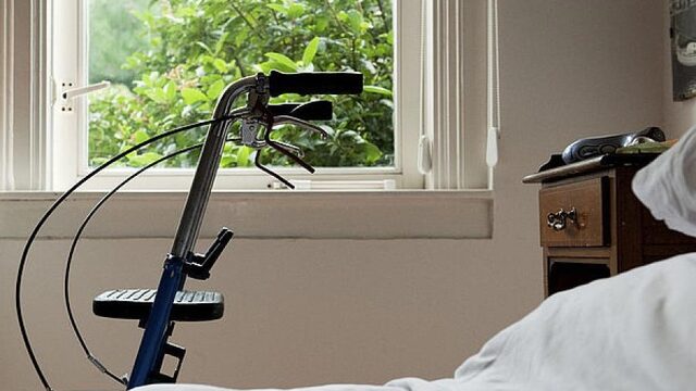 Coronavirus drukt op de ouderenzorg: 'Minder douchen en minder tijd voor persoonlijke aandacht'